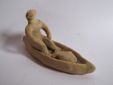 Português: Figura de cerâmica representando cena de pesca em canoa. Karajá: Suu ritxxokko iny waximy hãwkò-di ramyhỹre ritèkòsinyrèri.