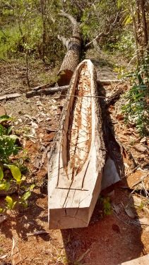 Português: Tradicionalmente, a navegação Karajá no Araguaia fazia-se em canoas de madeira que, durante os últimos anos, têm sido substituídas por lanchas a motor. Karajá: Juhuku iny hãwkò-di hyky rỹiramyhỹ idile anotxi kia ramyhỹre, wiji tahè tuu anokõ nyimyhỹde ijõhè hèkòty-di rỹira, bèra hèkòty-di.
