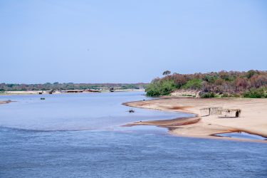 Português: Quando as águas do rio Araguaia baixam, formam-se praias com areias brancas. Karajá: Bèè rùkỹmyhỹreku knyra lyra lyrahakỹ rakòkunymyhỹre  bèrraku rèhèdi.
