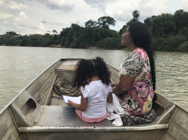 Português: Kari mostra o Rio Araguaia, como ele é na cultura Karajá, à sua neta. Karajá: Kari taritxokorè dkè timybo Bèrakuhukỹ roimyhỹre ritèkòsinyrèri timyrebo iny dkè.